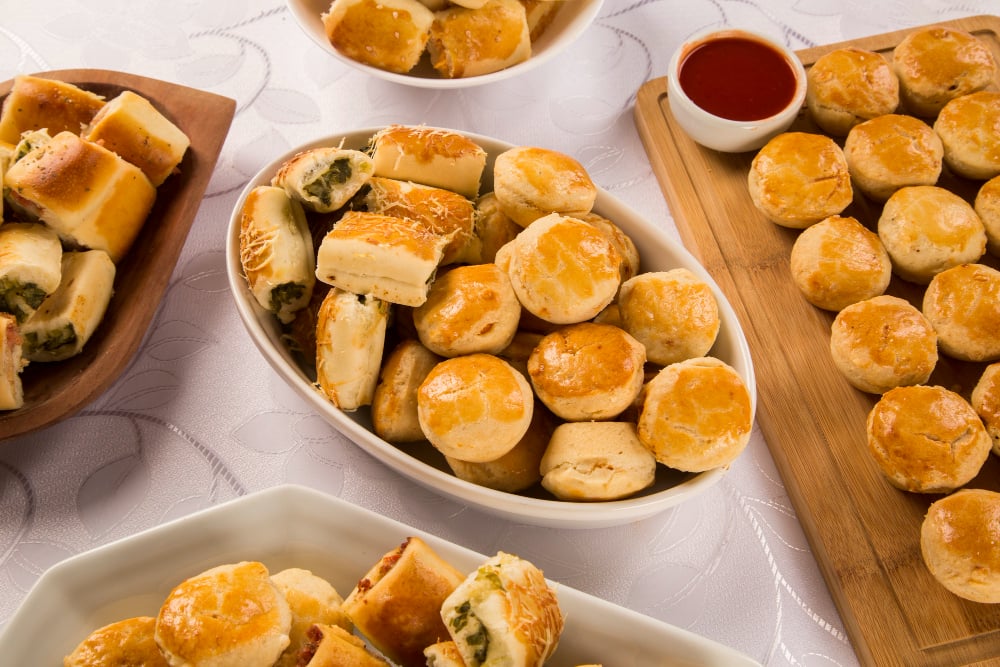 Salgados assados para coffee break